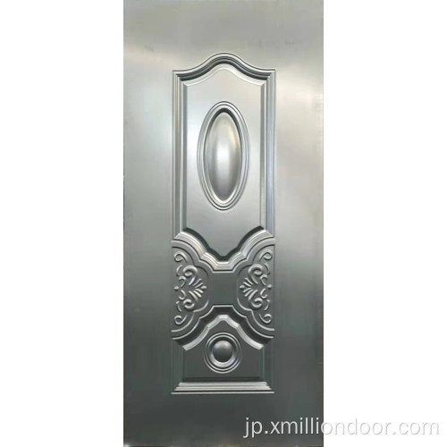クラシックなデザインの金属製ドアパネル